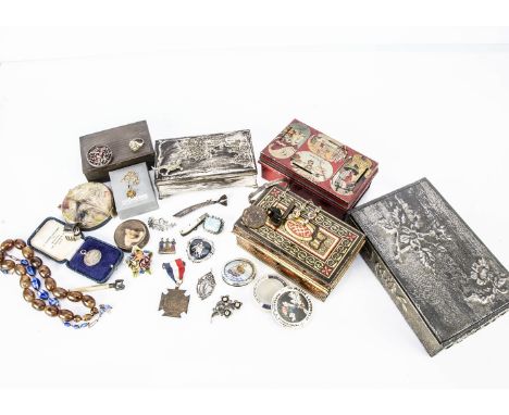 A collection of silver and costume jewels, including a silver Thai heart shaped brooch, an agate ring, a Far Eastern sword br