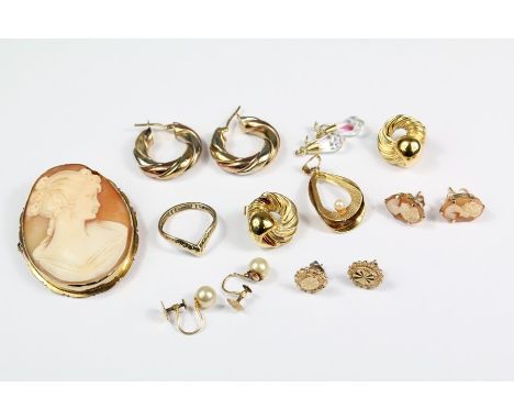 Miscellaneous 9ct gold stud earrings including a pair of 9ct tri-gold hoop earrings, 9ct gold knot earrings, cameo earrings, 