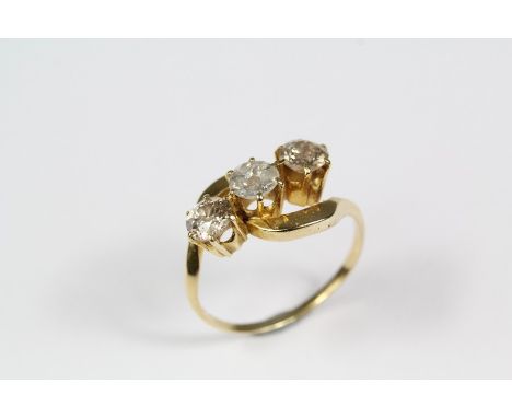 A vintage 18ct yellow gold South American set with approx 1ct (10 pts) of old cut dias, size K, approx 2.88gms.