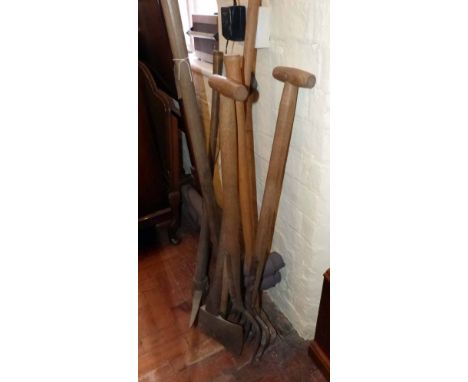 Quantity of Garden tools. A condition report is not available for this lot.  Damage, defects, restoration or other faults are