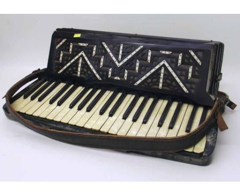 Calanti accordion. A condition report is not available for this lot.  Damage, defects, restoration or other faults are not me