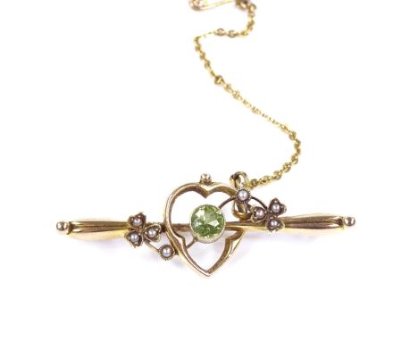 An Art Nouveau 15ct gold peridot and split-pearl sweetheart bar brooch, hallmarks Chester 1913, brooch length 43.4mm, 3.1g 