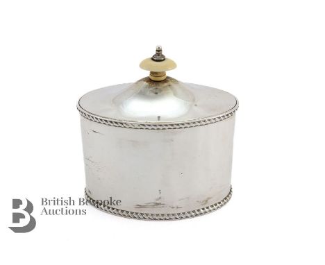 Edward VII silver tea caddy, London hallmark dated 1905, mm S.I Ltd, approx 218.6 gms. The oval tea caddy having a hinged cov