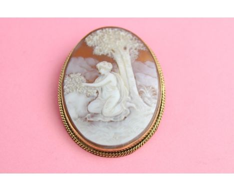 Vintage 9ct gold classical pastoral scene cameo brooch (11.6g) 