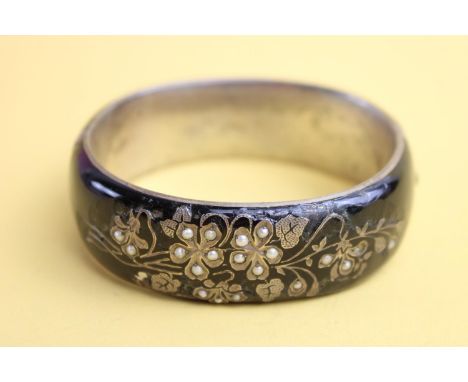 Victorian black enamel and seed pearl sterling silver mourning bangle (47g) 