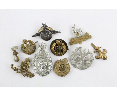 10 x Vintage military cap badges inc French para, english, irish 