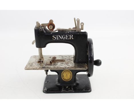 Vintage Singer children's toy/miniature sewing machine 