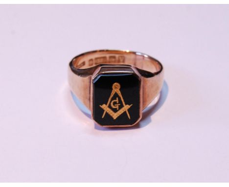 Masonic ring with black enamel, in 9ct gold, Birmingham 1920, size T, 9.4g gross. 