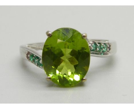 A 9ct gold, Chongbai peridot and Luhlaza emerald ring, 2.6g, N 
