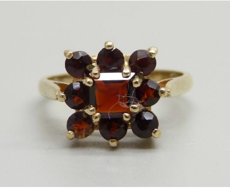 A 9ct gold and garnet cluster ring, 3.1g, N 