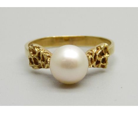 An 18ct gold and pearl ring, 2.7g, L 