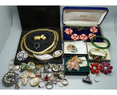 Jewellery including vintage rings, bangles, brooches and a Monet set 