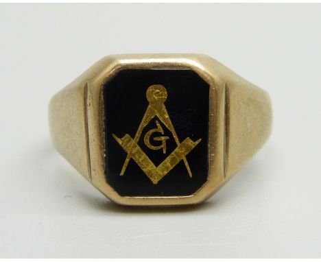 A 9ct gold Masonic ring, 5.2g, U 