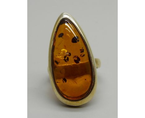 A silver gilt and amber ring, T 