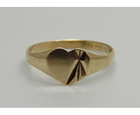 A 9ct gold signet ring, 1.1g, M/N 