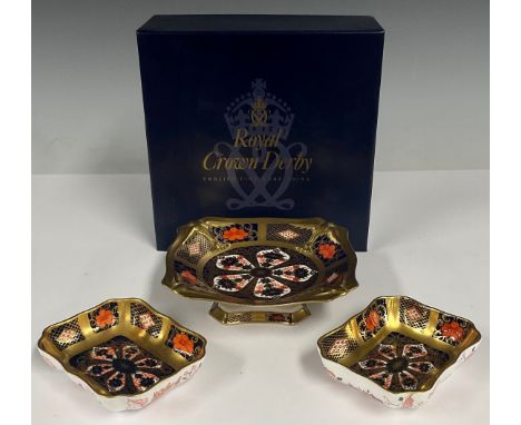 A Royal Crown Derby 1128 Imari pattern dolphin tray, solid gold band, Collectors Guild exclusive, 13.5cm wide, first quality,