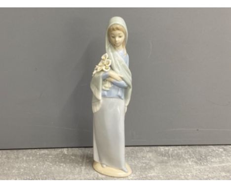 Lladro figure 4650 girl with flowers