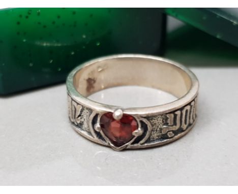 Silver heart cut garnet band ring size M, 3.7g