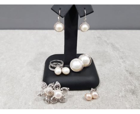 6× sterling silver and cultured pearl earrings of various designs, 17.9g gros.