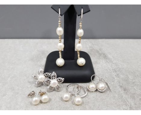 5× sterling silver and cultured pearl earrings of various designs, 17.3g gros.