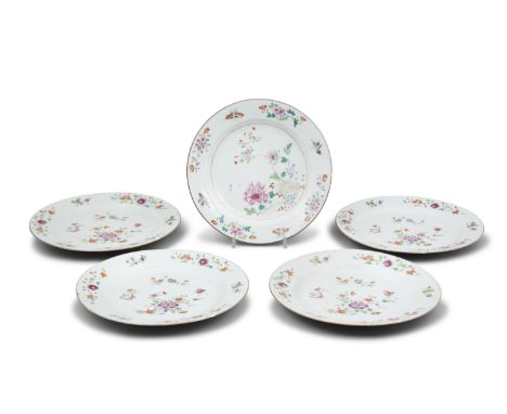 A GROUP OF FIVE (5) FAMILLE ROSE ‘FLOWER’ CHINESE EXPORT PORCELAIN PLATES CHINA BY COMMAND, QING DYNASTY, 18TH CENTURY D (eac