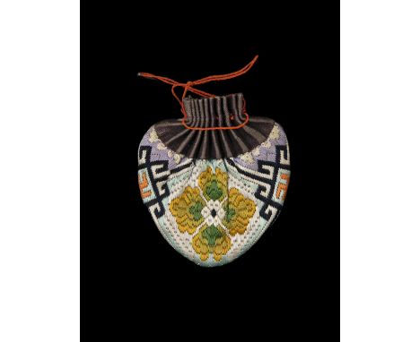 AN EMBROIDERED ‘LOTUS’ SILK POUCH CHINA, LATE QING DYNASTY, LATE 19TH CENTURY H: 8,5 cm  莲纹刺绣小袋 中国，晚清，19世纪晚期  NOTE: CONDITION