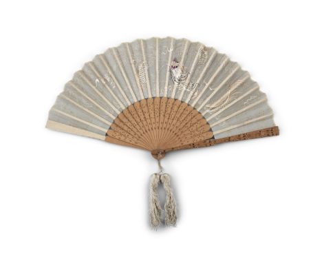 *A CHINESE EXPORT EMBROIDERED SILK 'DRAGON' BRISE FAN WITH TASSELS CHINA, LATE QING DYNASTY, LATE 19TH CENTURY L: 29,8 cm  IM