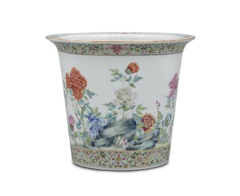 A LARGE ‘FLOWER’ FAMILLE ROSE PORCELAIN PLANTER / JARDINIÈRE APOCRYPHAL MARK OF EMPEROR YONGZHENG  CHINA, LATE QING DYNASTY T