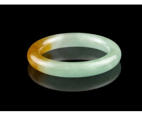 *A JADEITE JADE BANGLE OR BRACELET CHINA, MODERN D (outer): 8 cm D (inner): 5,8 cm Weight: 83,8 grams  IMPORTANT NOTICE: *Thi