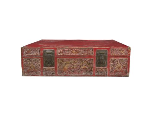 A LARGE GILT AND RED LACQUERED AND CARVED ‘PHOENIX AND DRAGON’ TRUNK VIETNAM, CIRCA 1880-1920 With metal mounts.  H: 25,5 cm 