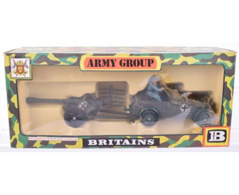 Britains 9788 Army Group Kubelwagon & German Field Gun, olive green, complete with two figures, decals on helmets, plastic sh