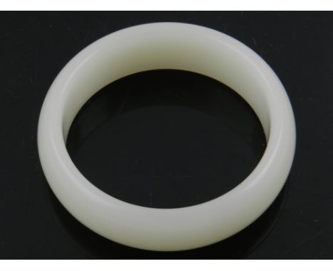 A jade bangle. D.7.5cm