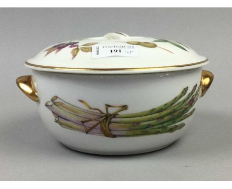 LOT OF ROYAL WORCESTER EVESHAM PATTERN DINNER WARE,including ramakins, pie dishes, flan dishes, vegetable dishes and oblong d