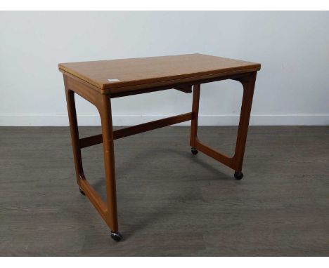 RETRO STYLE TURNOVER CARD TABLE