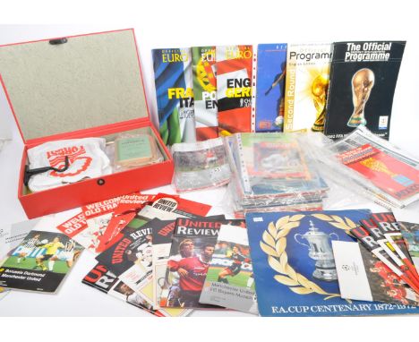 Of Sporting Interest - Football Premier League - A large collection of vintage and later football related ephemera. To includ