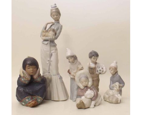 Five Lladro figures and one Nao figures. Condition report: see terms and conditions