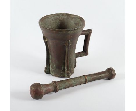 spätgotischer Rippenmörser mit Pistill, Bronze, H 19,5, Dm 15,5, deutsch, 16.Jh. 
