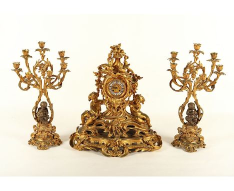 große Prunkpendule mit zwei Beistellern, Bronze, vergoldet, Werk mit Schlag auf Glocke, gangbar, H 64, Frankreich, um 1870 