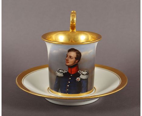 Biedermeier-Portraittasse mit Untertasse, auf der Tassenwandung schauseitig fein farbig gemalt Portrait eines Offiziers, Gold