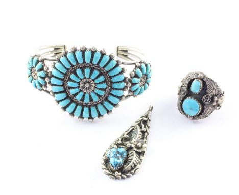 Konvolut Türkisschmuck, 925/ooo Silber, bestehend aus einem Ring, einem Anhänger und einem Armreif, teilweise signiert, 67g 