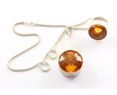 Citrin-Parure, 925/ooo Silber, bestehend aus Anhänger an Kette und Ring, Madeira-Citrine von ca. 45,0 und 21,0 ct., L des Anh