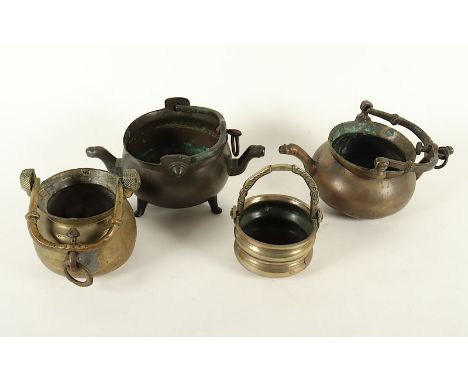 drei Lavabos und ein Henkeltopf, Bronze/Messing, teilw. mit Eisenhaken, teilw. besch. und rest., Dm bis 29, niederländisch/rh
