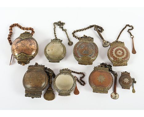 acht Betel-Dosen, Bronze, Metall, variierende Größen und Dekore, Dm bis 10, Indien 