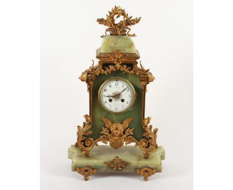 Prunkpendule, Onyx, vergoldete Bronze, Werk mit Schlag auf Glocke, gangbar, Pendel fehlt, eine Feder des Werks rest.bed., H 5