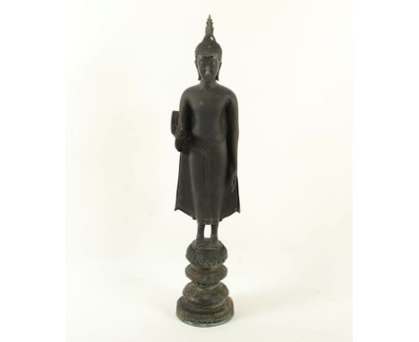 stehender Buddha, Bronze, die Linke in abhaya mudra erhoben, H 99, Thailand 