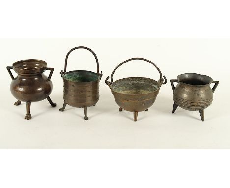 vier kleine Grapen, Bronze, teilweise mit Eisenhenkel, Dm bis 16, wohl 17.-19.Jh.  