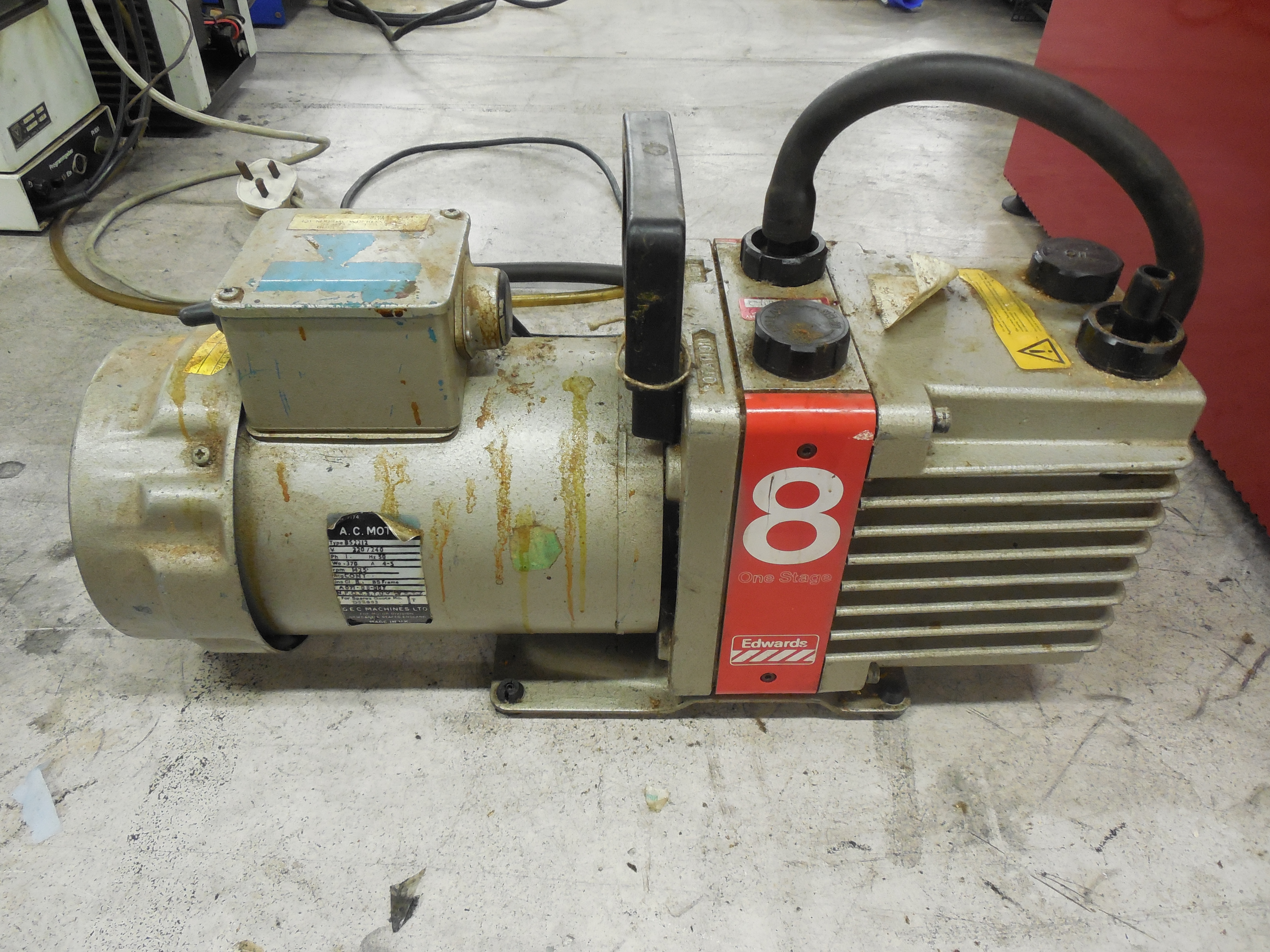 EDWARDS E1M8 Vacuum Pump