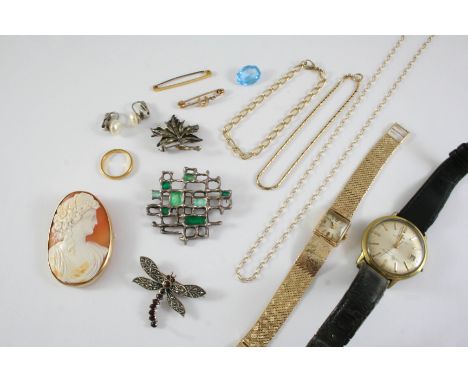 A QUANTITY OF JEWELLERY including an oval carved shell cameo brooch depicting a classical woman, in a 9ct gold mount, a stain