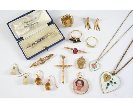 A QUANTITY OF JEWELLERY including a sapphire and diamond brooch, 6cm long, an ametheyst, pearl and gold brooch, 4.5cm long, a