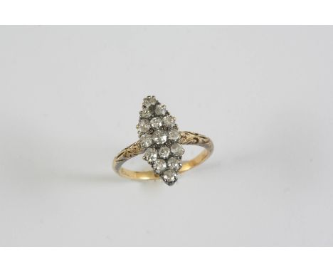 AN EARLY 20TH CENTURY DIAMOND MARQUISE-SHAPED RING millegrain set with graduated old-cut diamonds in 18ct gold. Size K 1/2